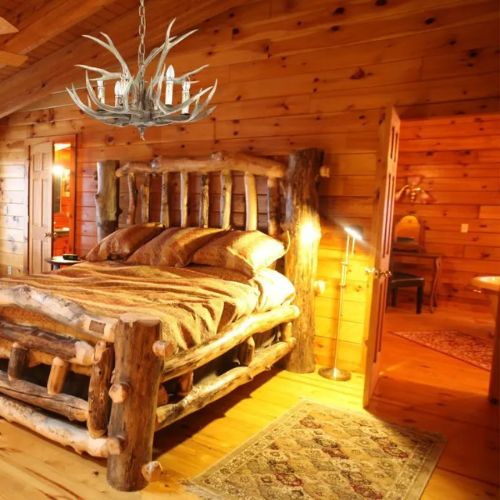 Lustre naturel dans une chambre en bois style chalet
